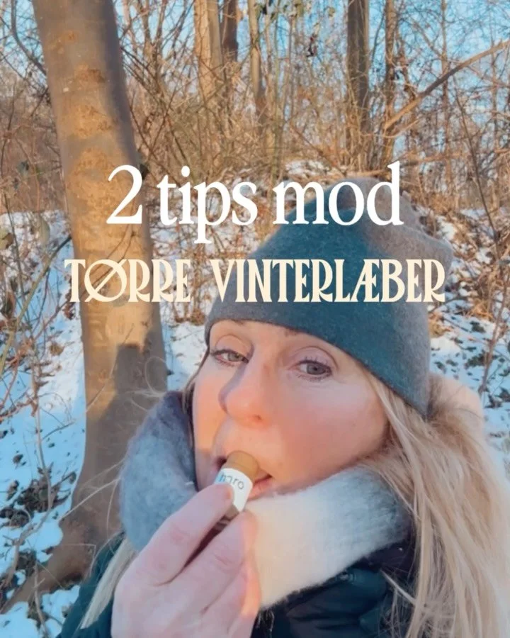 Der er to ting jeg g&oslash;r om vinteren, for at forebygge at l&aelig;berne bliver sprungne og t&oslash;rre. 1. Jeg bruger en l&aelig;bepomade med 💯% naturlige og meget plejende ingredienser (g&aelig;t hvilken), 2. Jeg beskytter mod kulden - mundt&