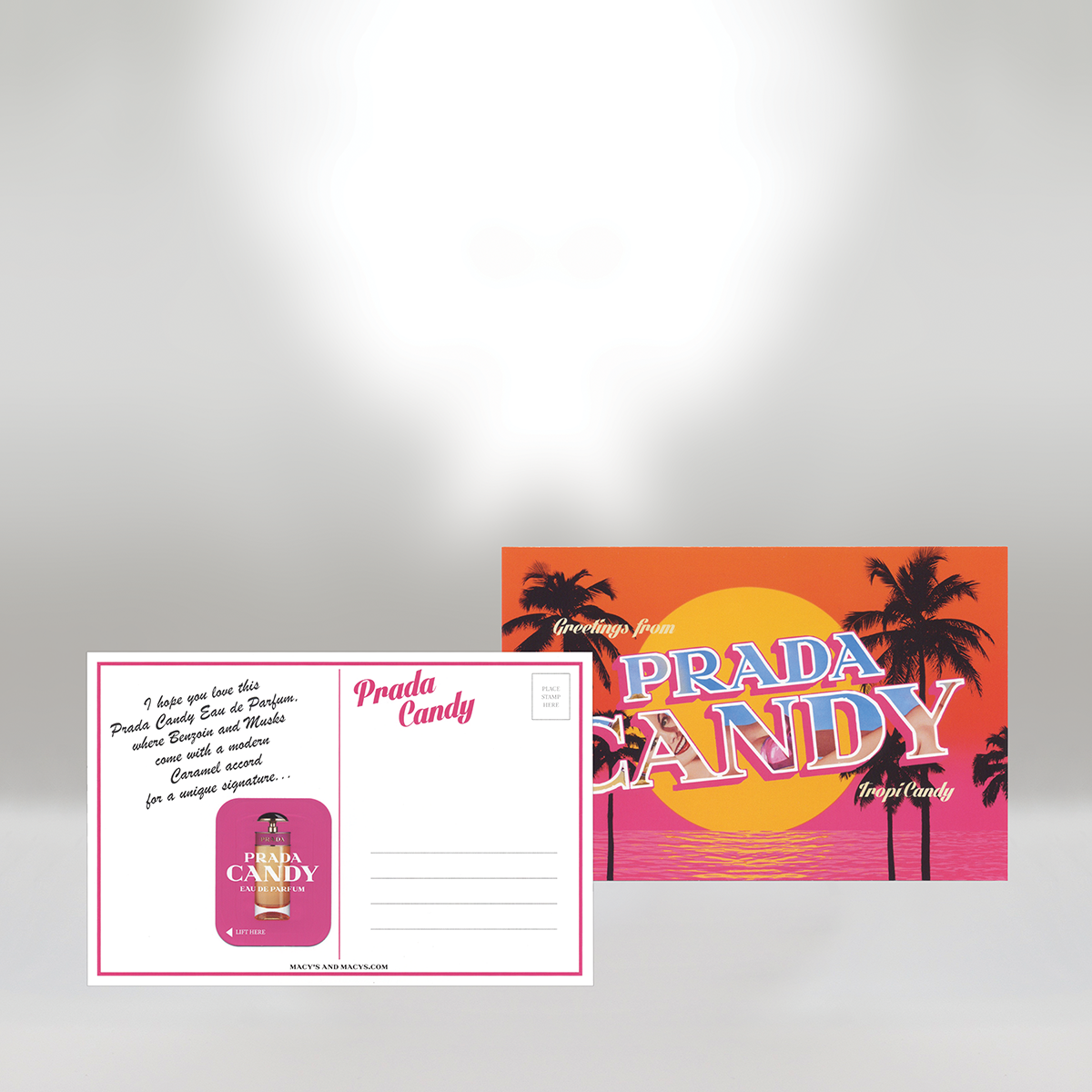 Carte postale colorée représentant un coucher de soleil, des palmiers et les mots "Prada Candy Tropical Candy" en caractères gras roses, violets et blancs.