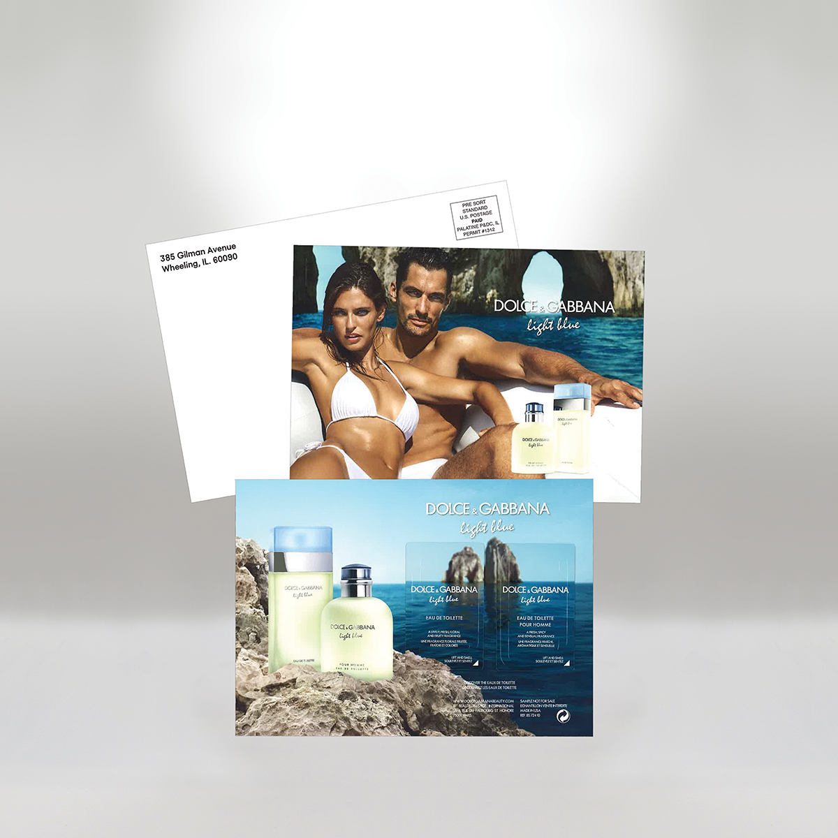 Publicité pour le parfum Light Blue de Dolce & Gabbana représentant un homme et une femme se relaxant sur un bateau avec des falaises rocheuses et l'océan en arrière-plan, présentant des flacons de parfum et leur emballage.