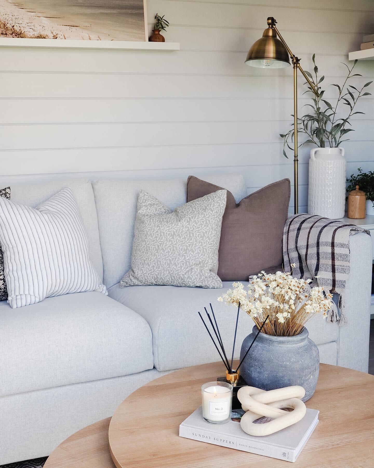 I designed this garden room back in April for my in laws and it&rsquo;s been so nice to finally enjoy some summer evenings here 😍 

 #interiors #interiordesign #homedecor #livingroomdecor #myinteriorstyle #neutralhomeedit #interiorstyling #interiorp