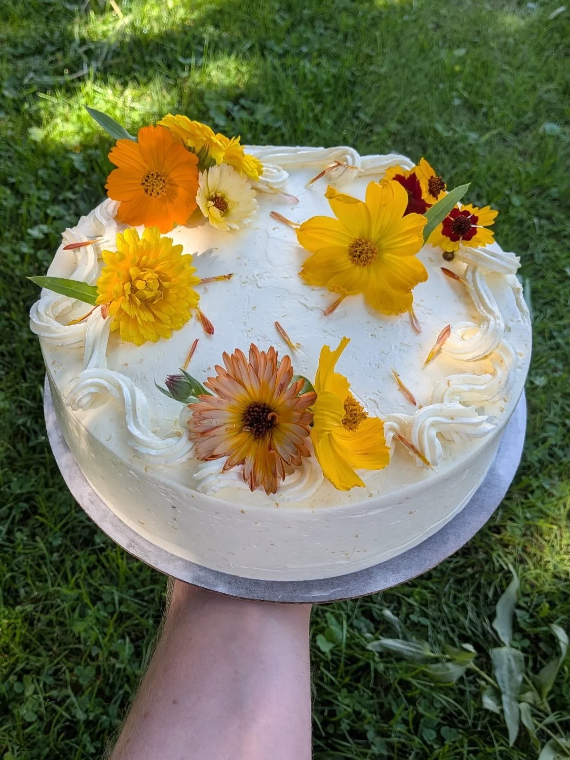 Hues of red, yellow, orange, and green from these last couple weeks of August 🌻🍑🌾🥒🥪🍅

Layer cake, rhubarb apple jam, orange zest buttercream, olive oil cake, flowers by @thee_aye 

Local stone fruit crisp in the making

The HANA roast beef sand