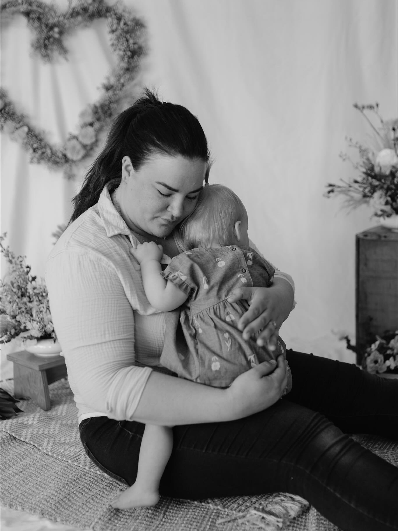 During your shoot, I&rsquo;m always going to encourage you to lean into the softness of the moment. 🤍

Hold your baby extra long, take a deeper breath than usual, study the colour of your partner&rsquo;s eyes, feel the wind kiss your skin. Lean into