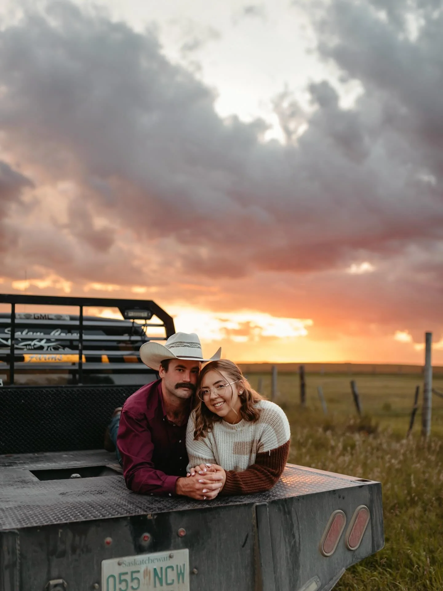 Country date night, but make it a photo session. ❤️&zwj;🔥

But for real though, photo sessions can be the ULTIMATE date night. Get all dressed up, spend an hour unplugged and connecting, treat yourself to a fancy dinner or some treats afterwards, an