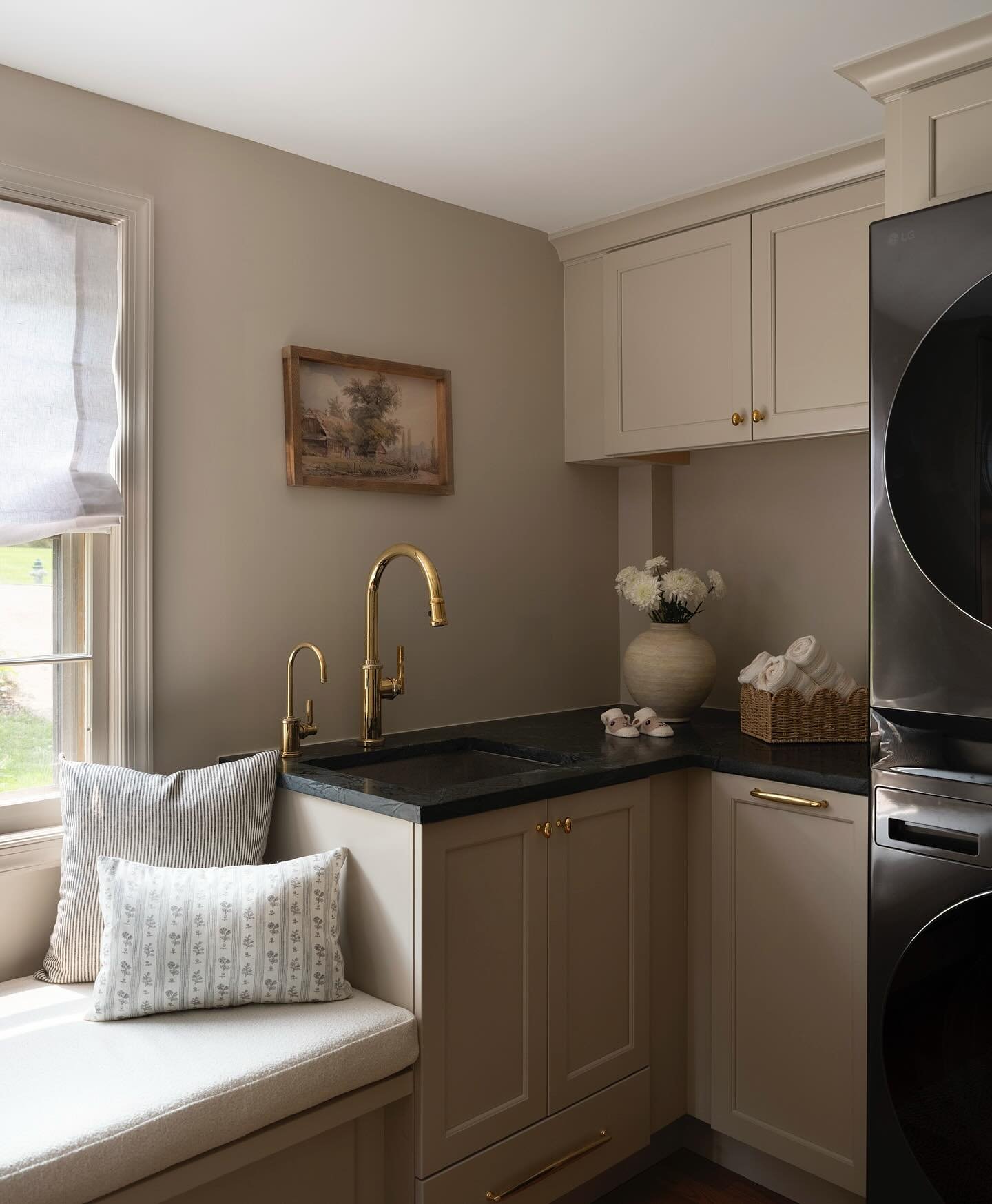 Might as well make doing laundry as pretty as possible 🧺 
📷: @frazier.springfield 

#danielleflaxinteriors #marylandinteriordesigner #marylandinteriordesign #annapolisinteriordesigner #annapolisinteriordesign #dcinteriordesigner #dcinteriordesign #