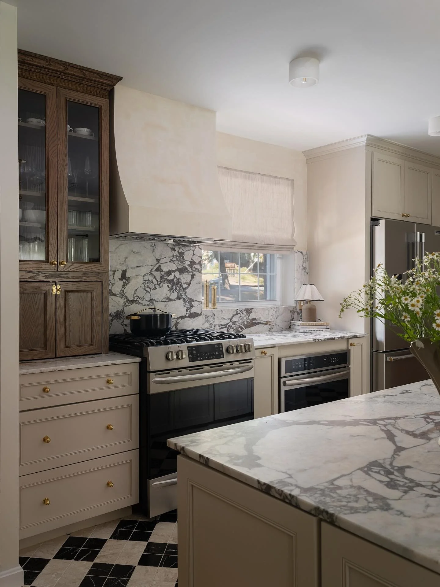 When a small space has a huge impact! Swipe to see our favorite puppy model 🤎

#danielleflaxinteriors #marylandinteriordesigner #marylandinteriordesign #annapolisinteriordesigner #annapolisinteriordesign #dcinteriordesigner #dcinteriordesign #baltim