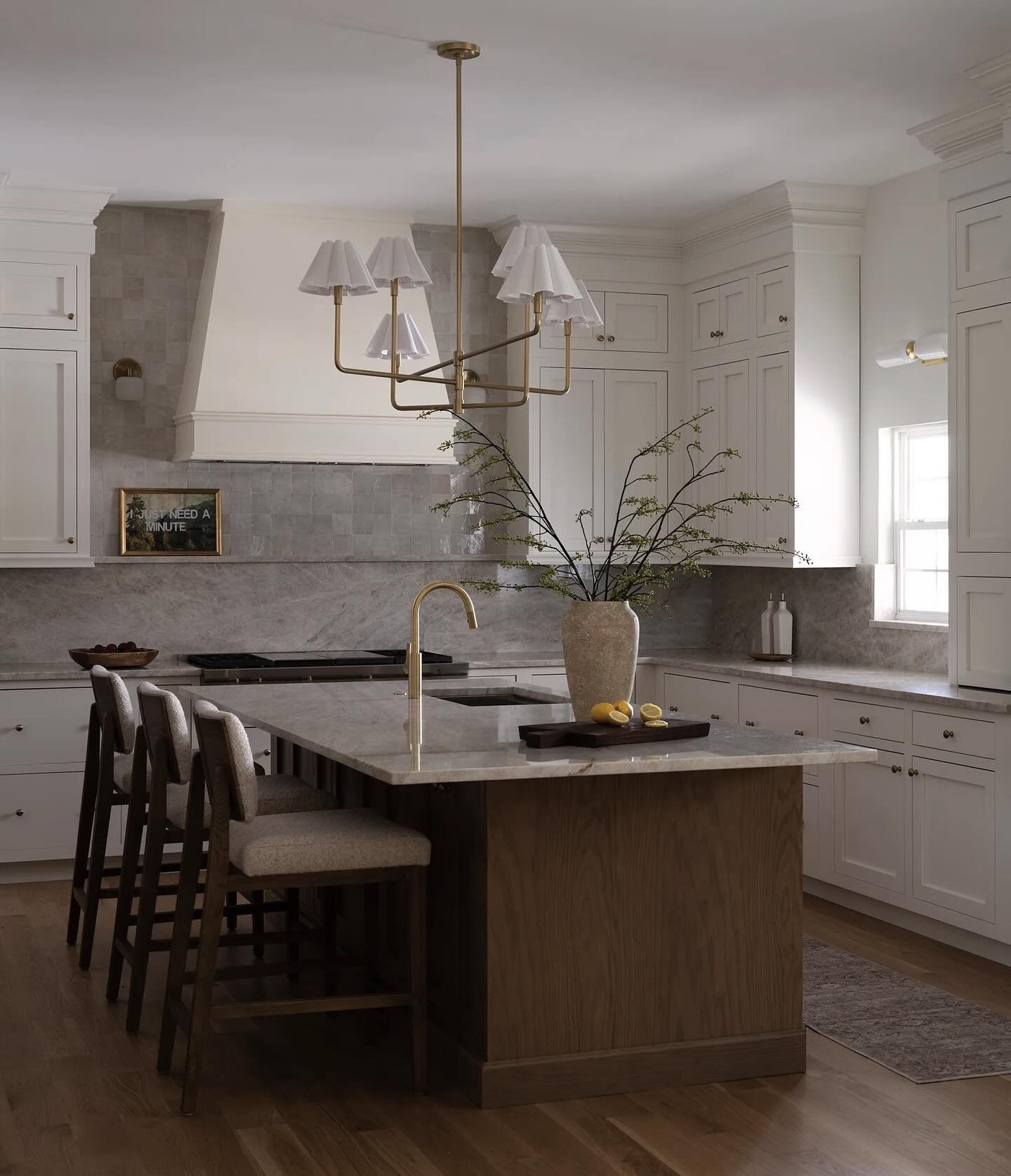 The kitchen is the heart of the home, so I obviously had to share this kitchen during the holiday season. How is Christmas two weeks away?! 
📷: @frazier.springfield 

#danielleflaxinteriors #marylandinteriordesigner #marylandinteriordesign #annapoli