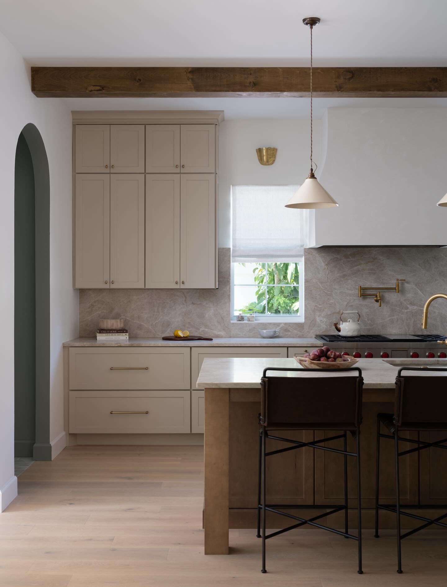 Kitchen views at our Crescent Lake new build ☕️

📷: @frazier.springfield 

#danielleflaxinteriors #marylandinteriordesigner #marylandinteriordesign #annapolisinteriordesigner #annapolisinteriordesign