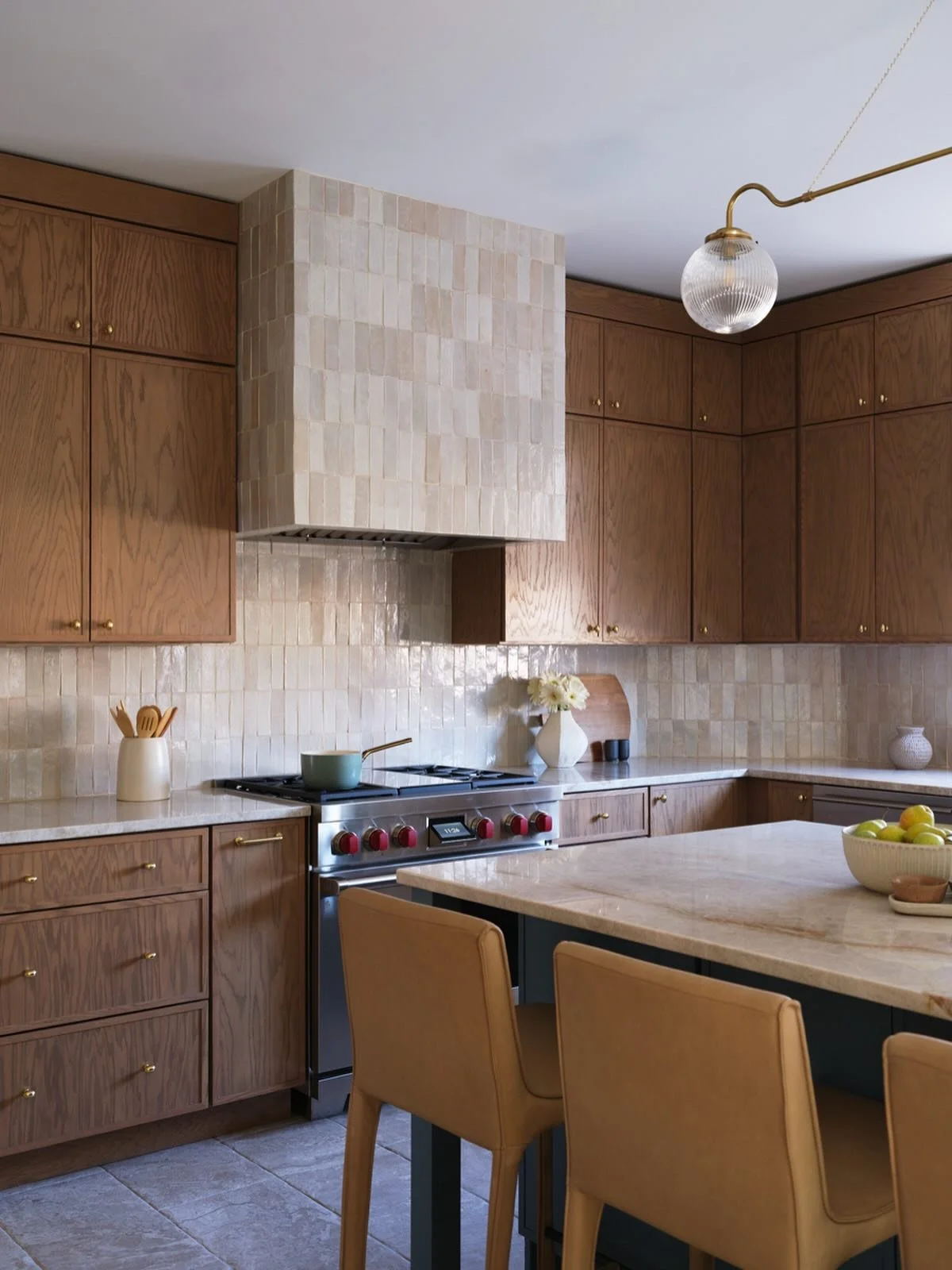 For clients who aren&rsquo;t afraid to go bold 🤍 Proof that when you lean into personality, the result is a space that feels both elevated and unique. 

📷: @frazier.springfield 

#danielleflaxinteriors #marylandinteriordesigner #marylandinteriordes