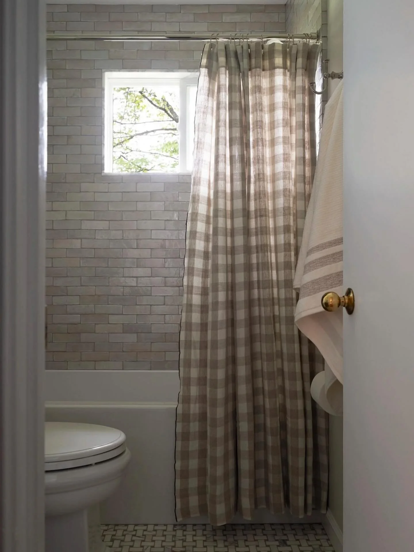 Living for a gingham moment these days. Anyone else?! 

📷: @frazier.springfield 

#danielleflaxinteriors #marylandinteriordesign #marylandinteriordesigner #annapolisinteriordesign #bethesdainteriordesign