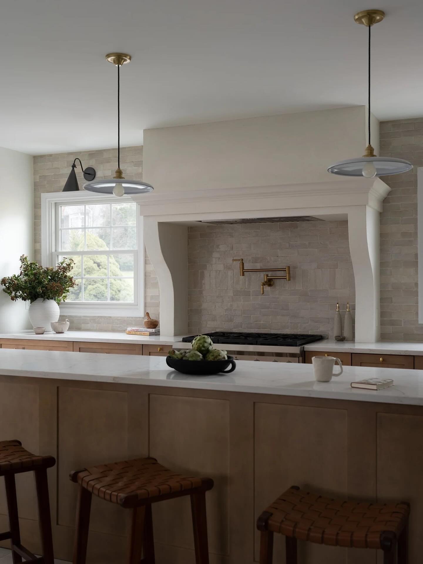 A moment for this custom hood finished in plaster. A little curve, a little texture, a lot of impact.

📷: @frazier.springfield 

#danielleflaxinteriors #marylandinteriordesigner #marylandinteriordesign #annapolisinteriordesigner #annapolisinteriorde