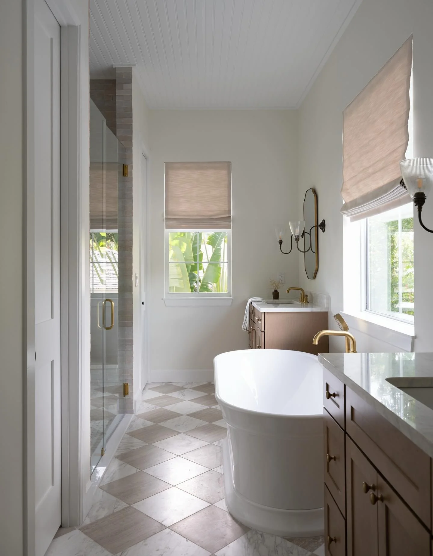 When in doubt, checkerboard floors. 

📷: @frazier.springfield 

#danielleflaxinteriors #marylandinteriordesigner #marylandinteriordesign #floridainteriordesigner #floridainteriordesign