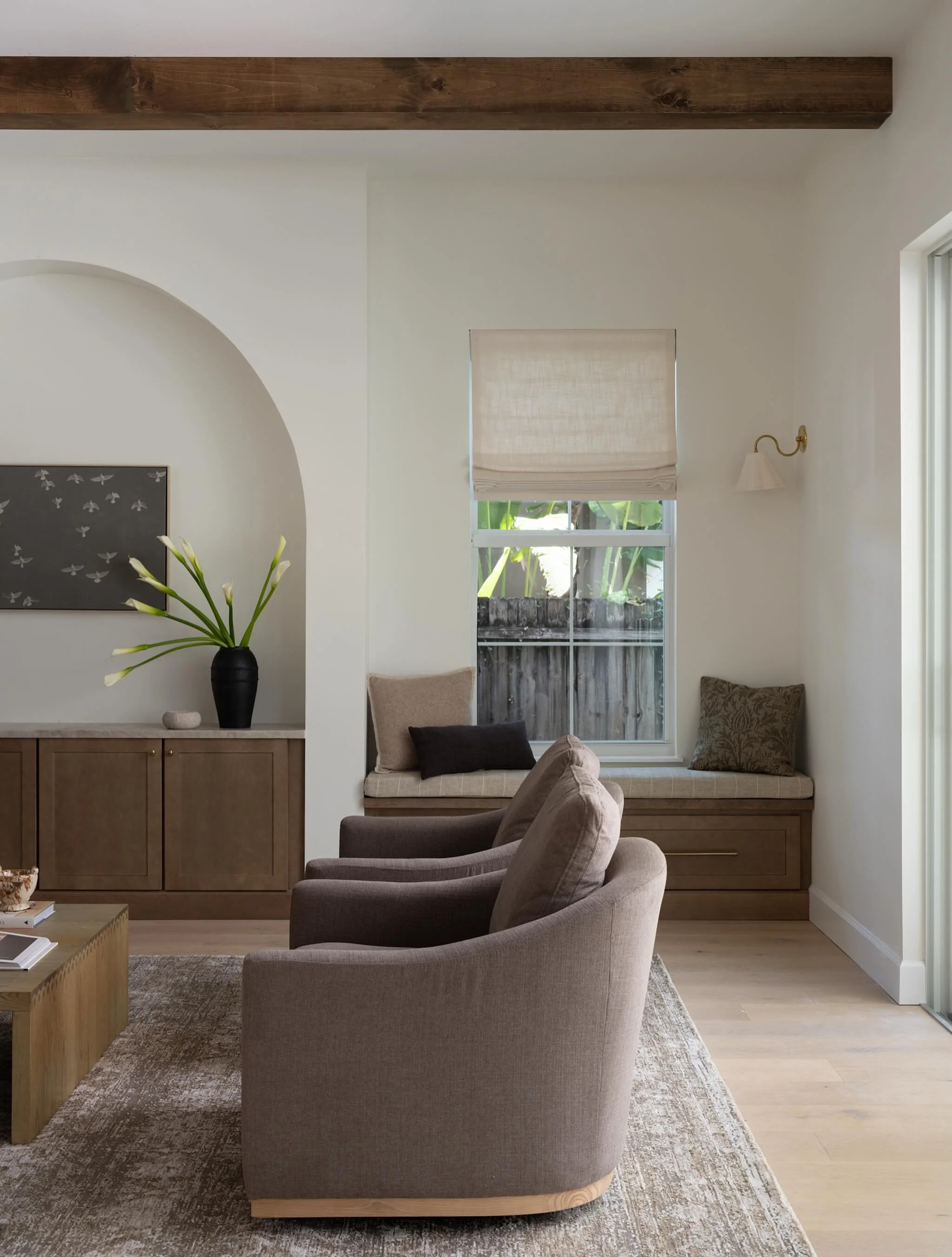 A quiet corner designed for slow mornings, coffee refills, and staying a little longer.

📷: @frazier.springfield 

#danielleflaxinteriors #marylandinteriordesigner #marylandinteriordesign #floridainteriordesigner #floridainteriordesign