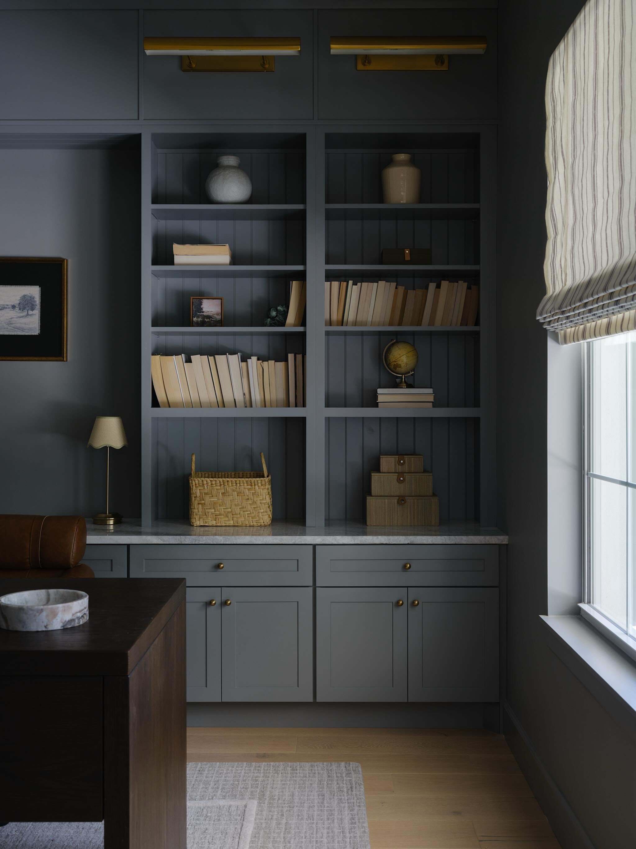 A space making work a little prettier 💼

📷: @frazier.springfield 

#danielleflaxinteriors #marylandinteriordesign #marylandinteriordesigner #floridainteriordesign #floridainteriordesigner