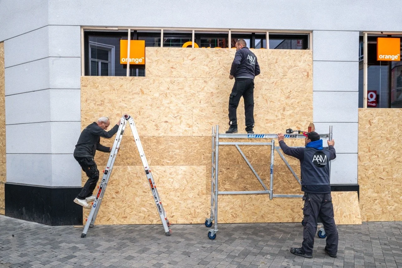 De Nieuwstraat wordt gebarricadeerd.