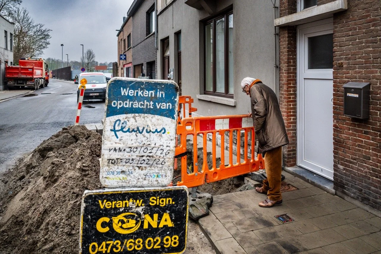 Opengebroken voetpaden.