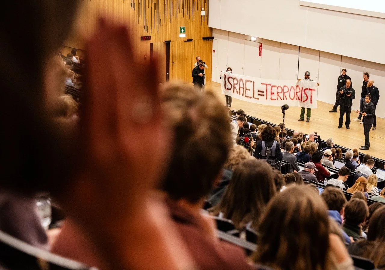 Protest tijdens openingscollege met Bouchez.