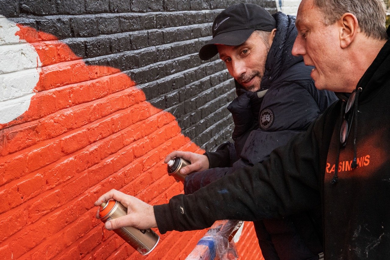 Muurschildering Matthias Schoenaerts en Koen van den Broek.