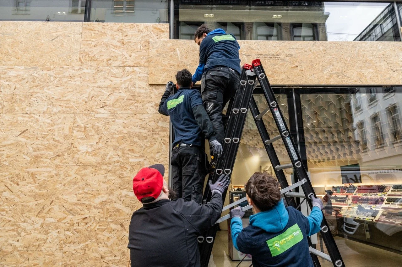De Nieuwstraat wordt gebarricadeerd.