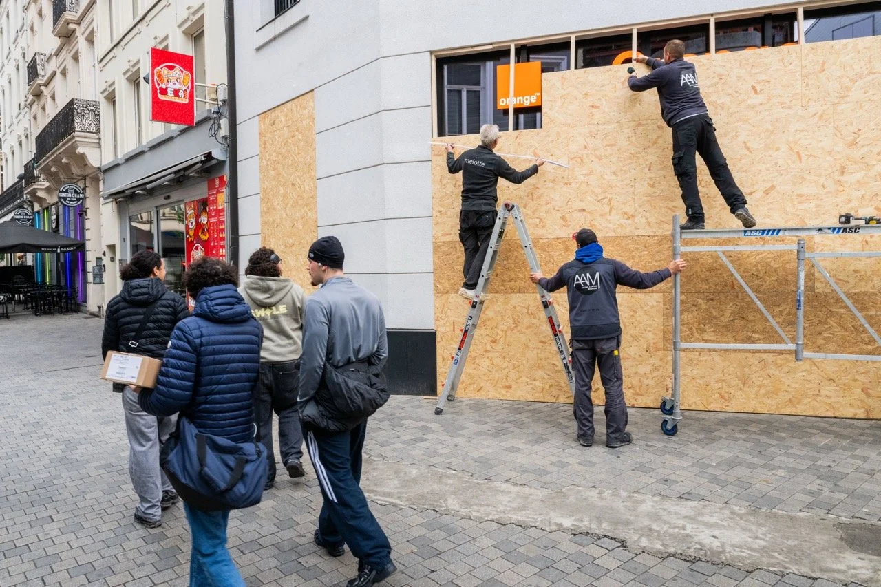 De Nieuwstraat wordt gebarricadeerd.