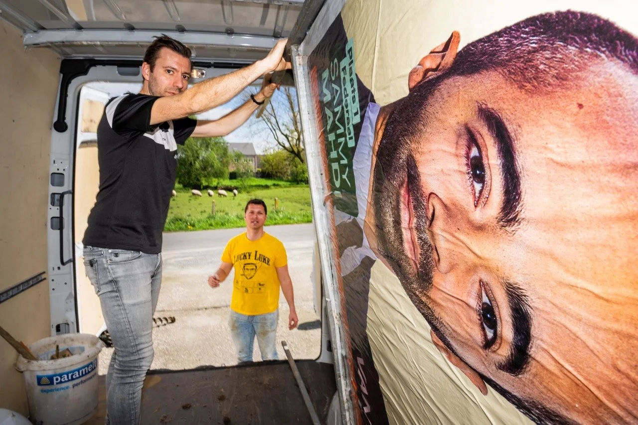 Plaatsing verkiezingsborden.