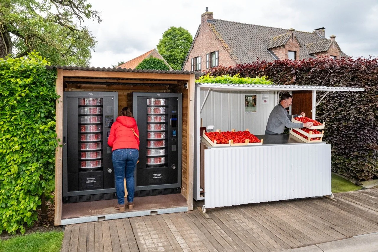 Aardbeikraampjes langs de steenwegen.