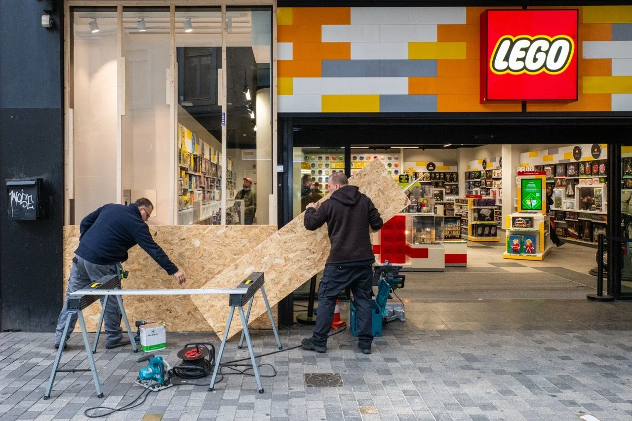 De Nieuwstraat wordt gebarricadeerd.