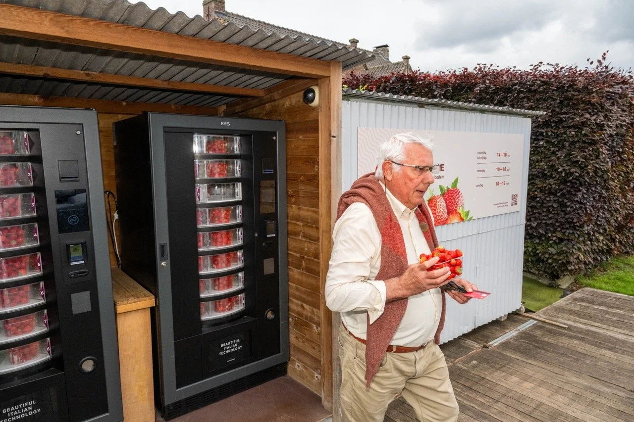Aardbeikraampjes langs de steenwegen.