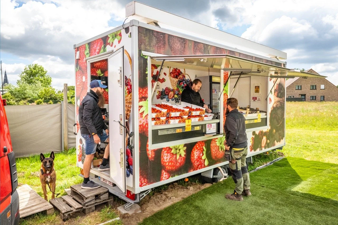 Aardbeikraampjes langs de steenwegen.