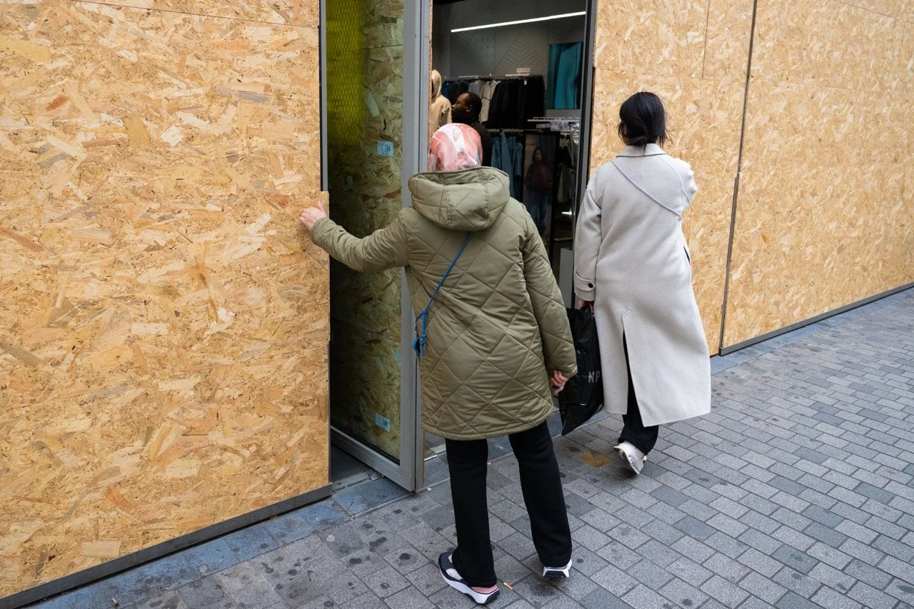 De Nieuwstraat wordt gebarricadeerd.