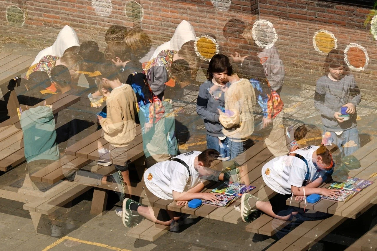 Drukte op  de speelplaats.