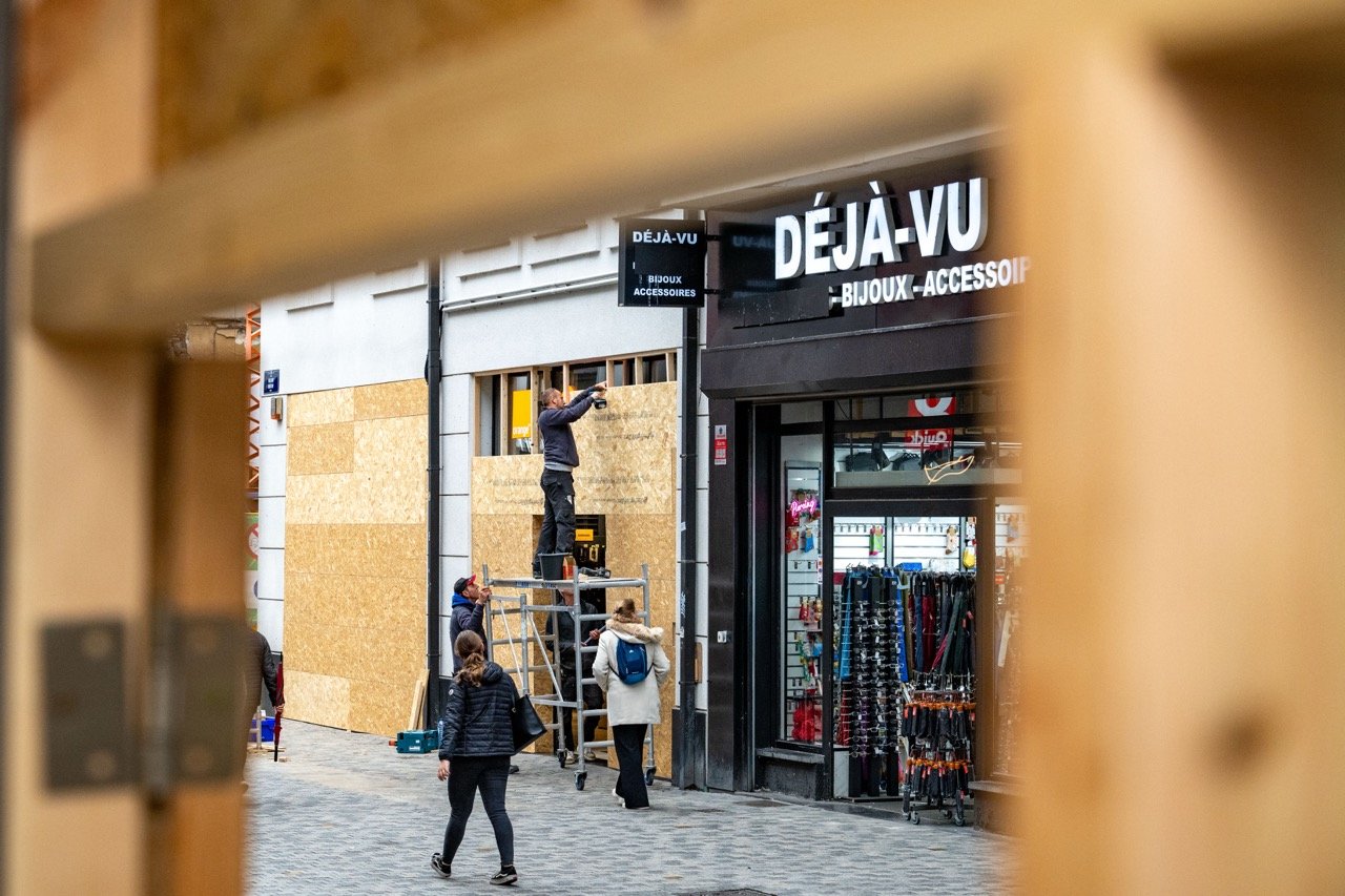 De Nieuwstraat wordt gebarricadeerd.