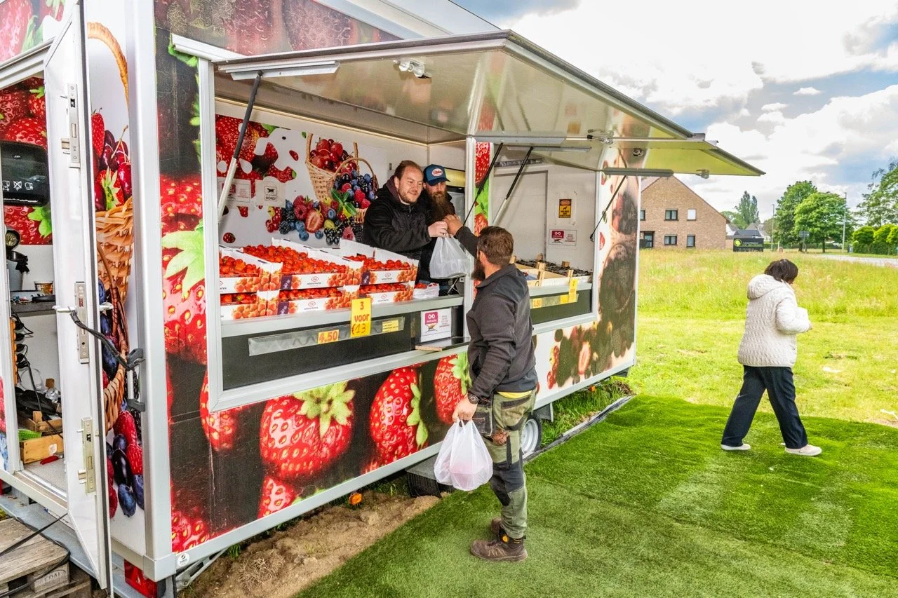 Aardbeikraampjes langs de steenwegen.