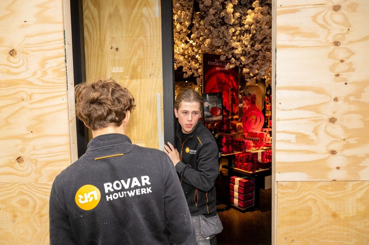 De Nieuwstraat wordt gebarricadeerd.