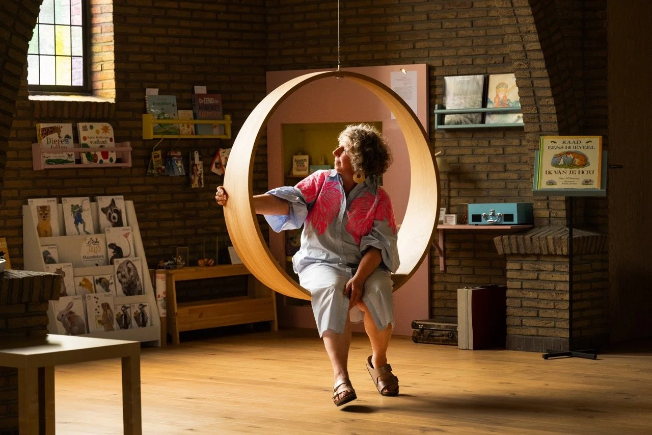 Els Paridaensleidt als vrouw parochie in Buizingen.