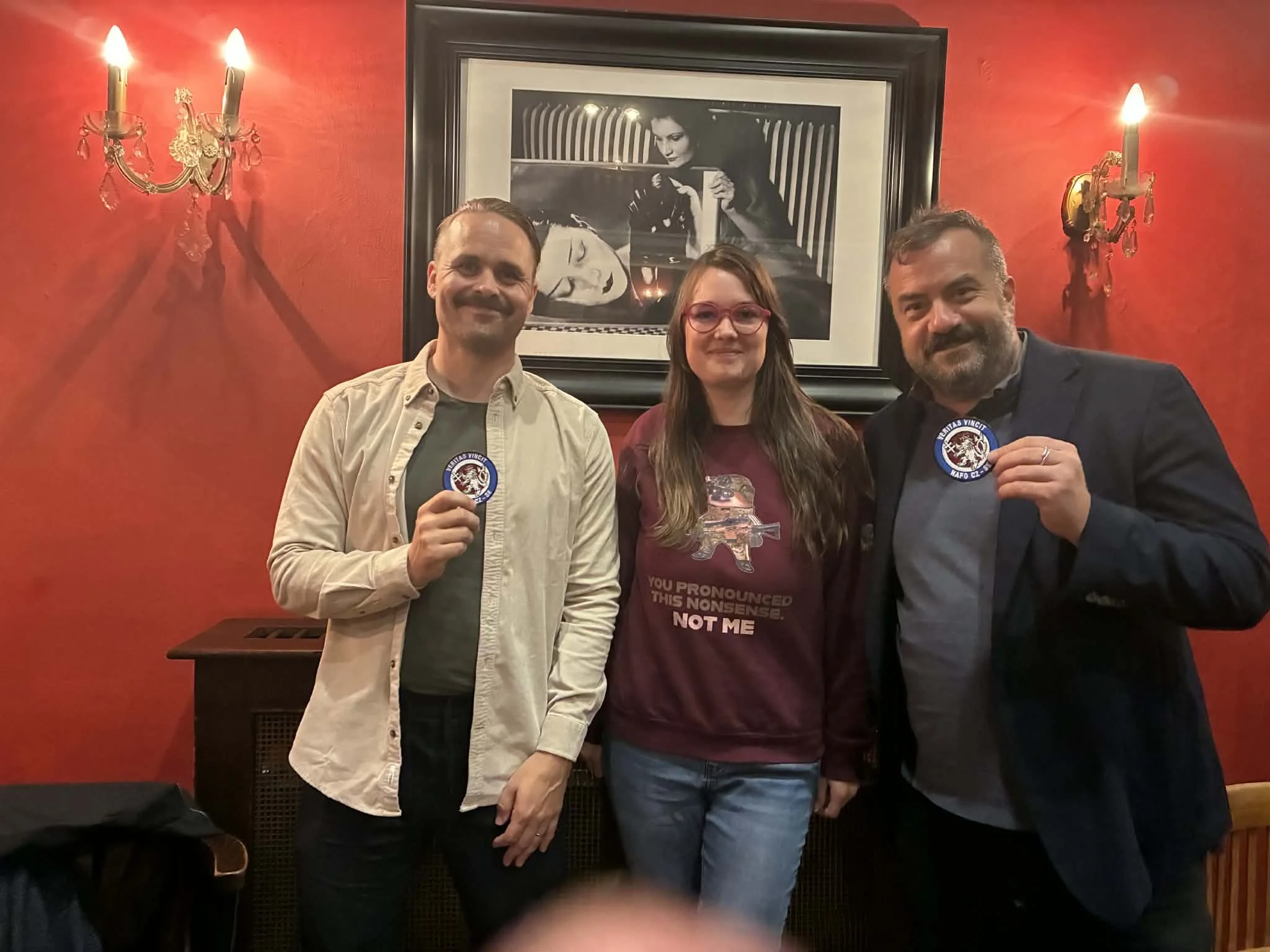 September 2026: Til reception og paneldebat i Prag i anledning af den tjekkiske udgivelse af Vatniksuppe. Pekka og jeg blev gjort til æresmedlemmer af det tjekkiske 'NAFO'.