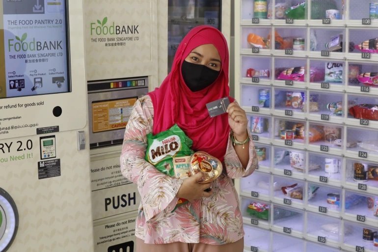 Vending-machine-at-CCK-813a_The-Food-Bank-Singapore.jpg