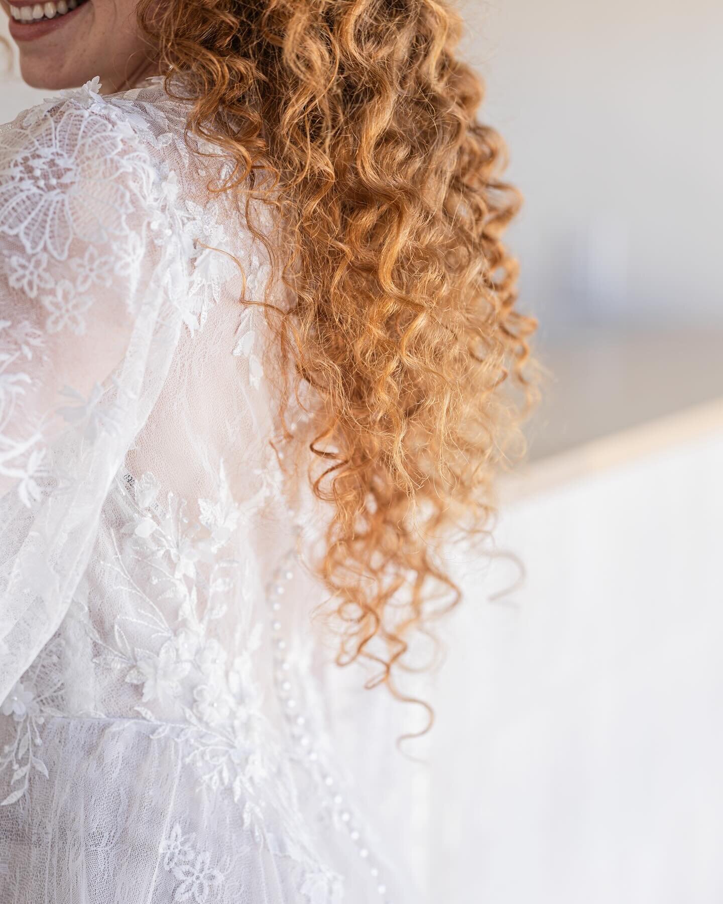 Always about the little details. 🥰

Concept, Planning + Styling @acarletonweddings 

Venue @le.peaches.and.cream 

Florals @amflorals 

Hair &amp; Makeup @erinheatherbeauty 

Dress @sindersbridal 

Stationery @aviscribbles 

Ring @storbymargot 

Dec