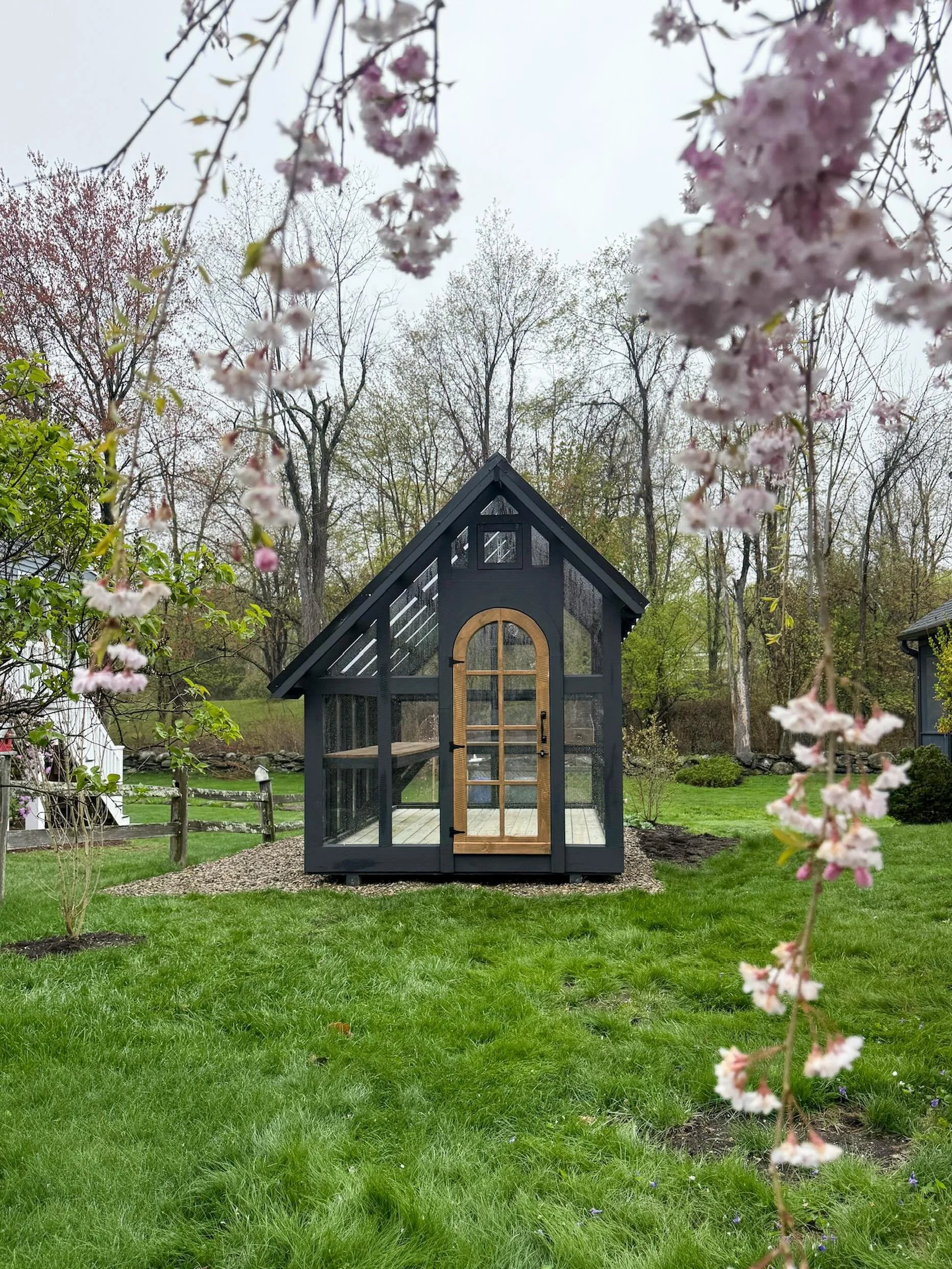 🌱 8&rsquo; x 12&rsquo; with 2 opening windows, fixed potting bench, auto vent, vent fan &amp; the perfect setting 🌸🌼 Happy to be in our favorite season! 

ORDER yours today: build@truecraftsheds.com | www.truecraftsheds.com #truecraftsheds #greenh