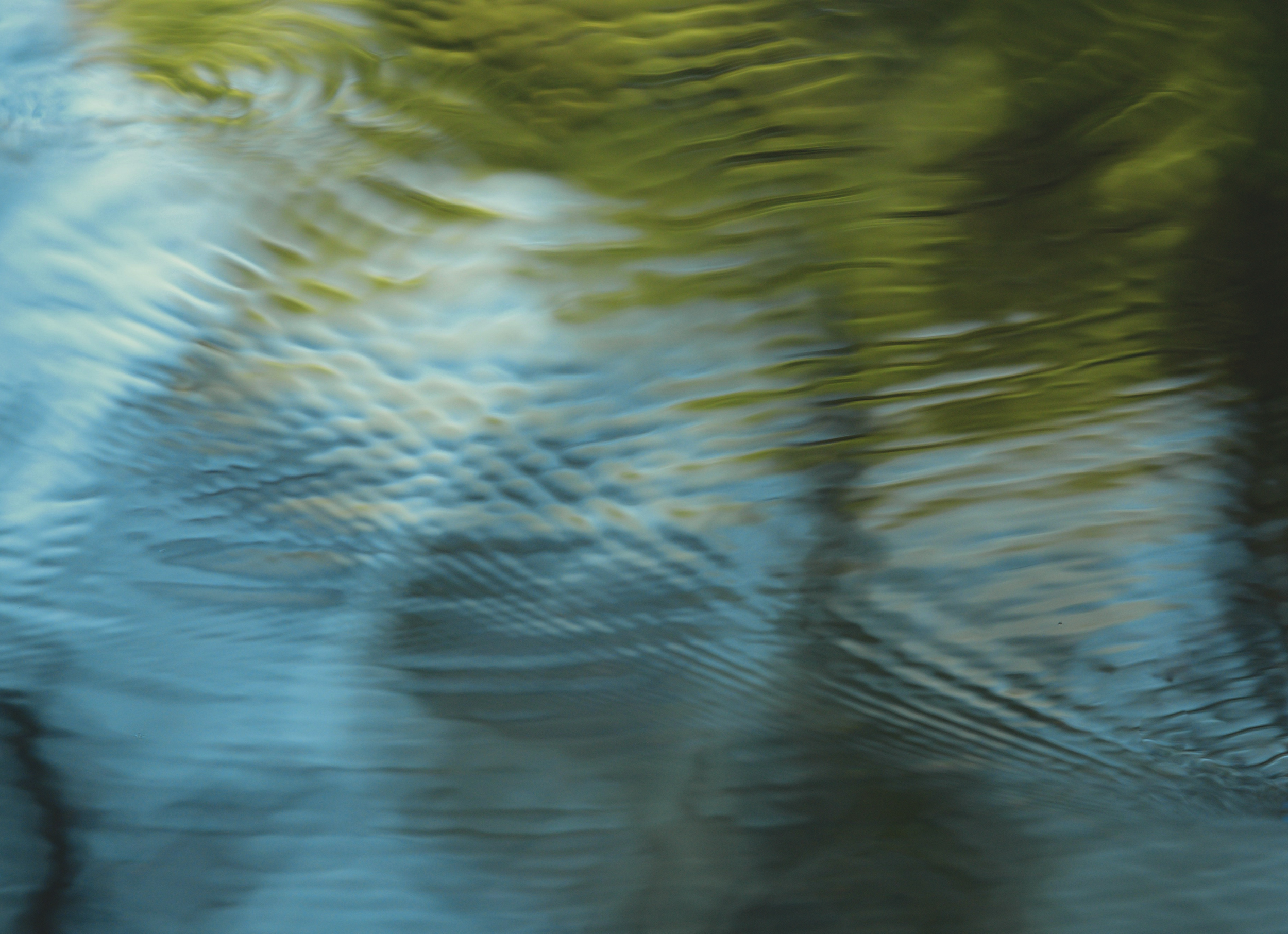 Water met spiegeling en rimpeling