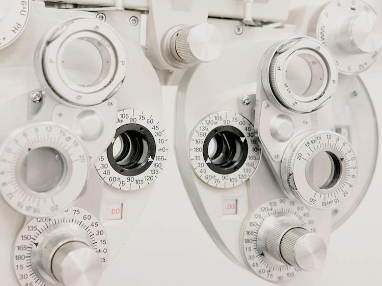 Vision measuring device at an optometrists office