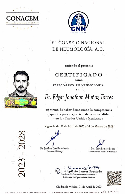 Certificado del Consejo Nacional de Medicina, otorgado al Dr. Edgar Jonathan Muñoz Torres como especialista en neumología, con firma, fechas y un código QR.