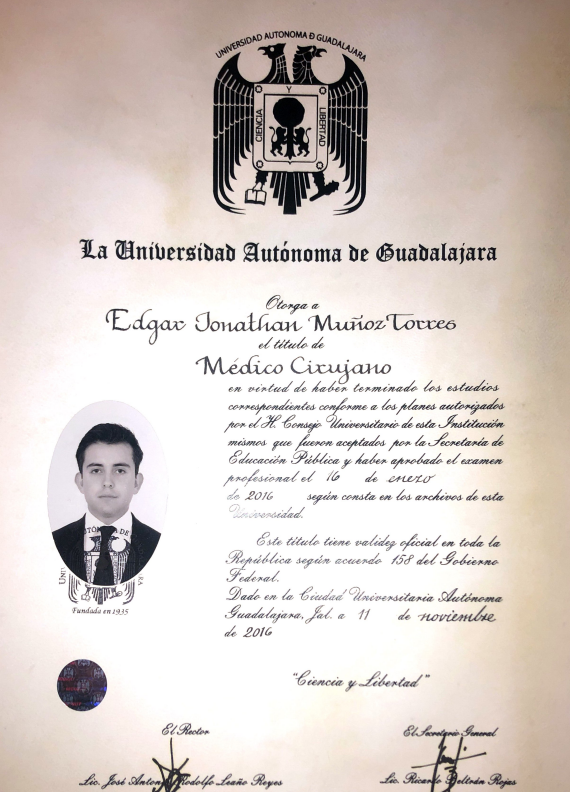 Certificado de graduación de la Universidad Autónoma de Guadalajara otorgando el título de Médico Cirujano a Edgar Jonathan Muñoz Torres, fechado en noviembre de 2016, con el escudo de la universidad en la parte superior y una fotografía del graduado