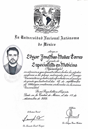 Certificado universitario en letras blancas con dibujo de un escudo con un águila y un cóndor, la letra 'M' en el centro, y un retrato en blanco y negro de un hombre con barba y bigote, cabello corto, vestido con saco y corbata.