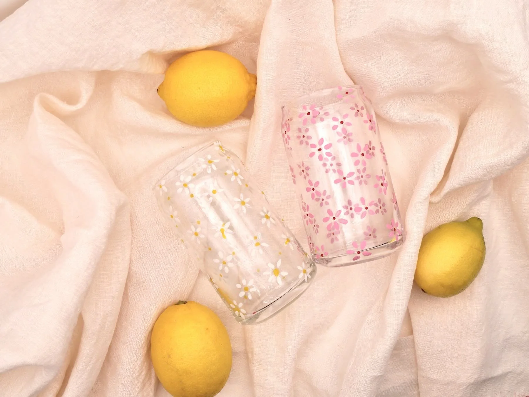 Zwei Limogläser bemalt mir Blümchen in gelb und rosa