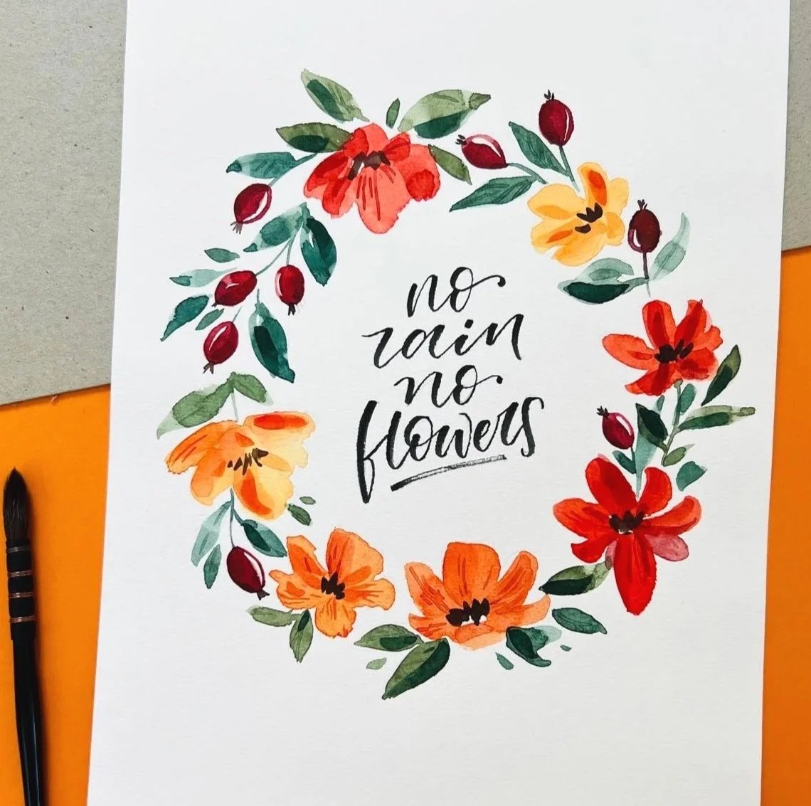 Handgemaltes Poster mit dem Zitat "no rain no flowers" umgeben von bunten Wasserfarben Blumen und Blättern in Gelb,, Orange, Rot und Grünund Pinsel