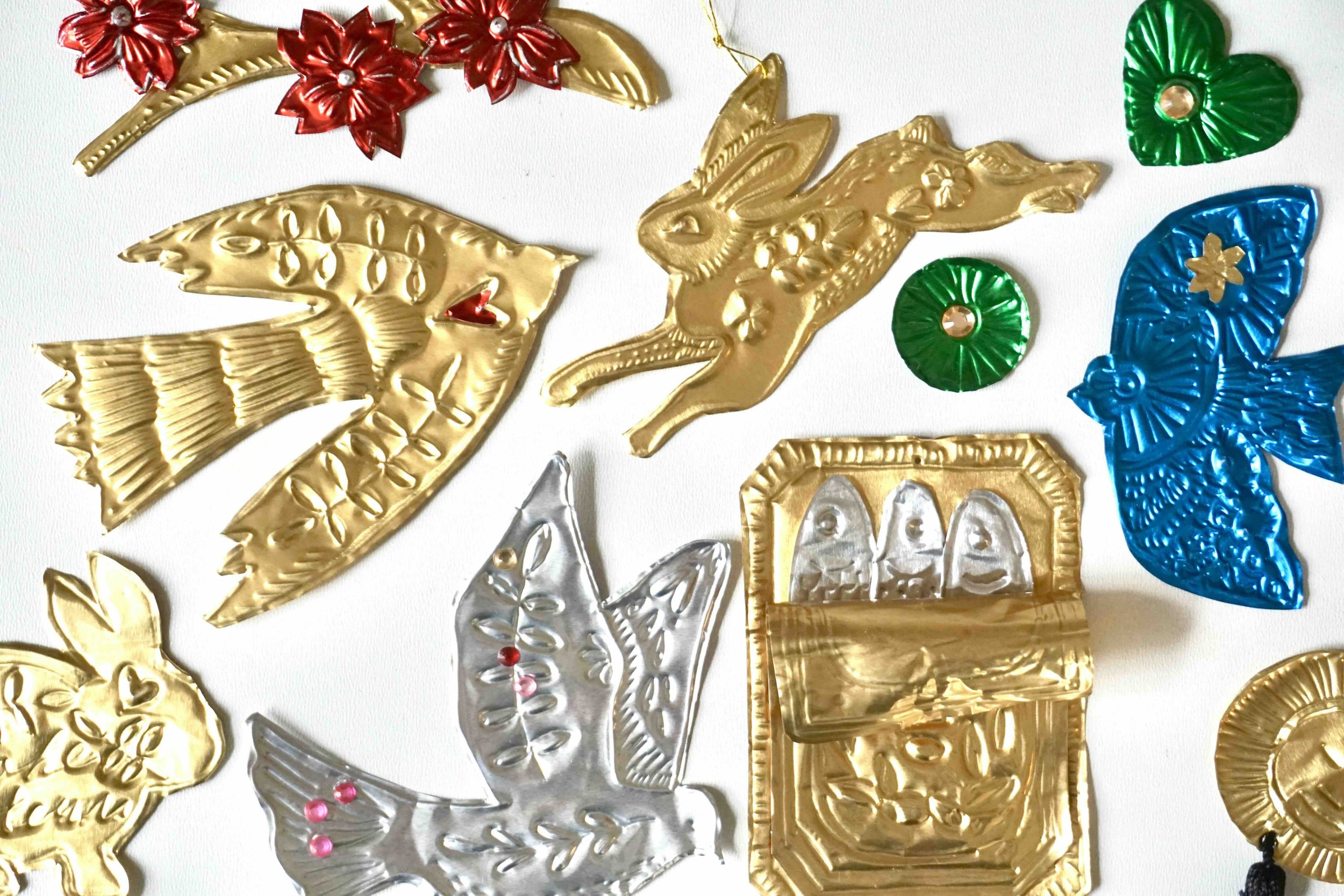 Ausgeschnittene und ausgestochene Prägefolien in bunten Farben