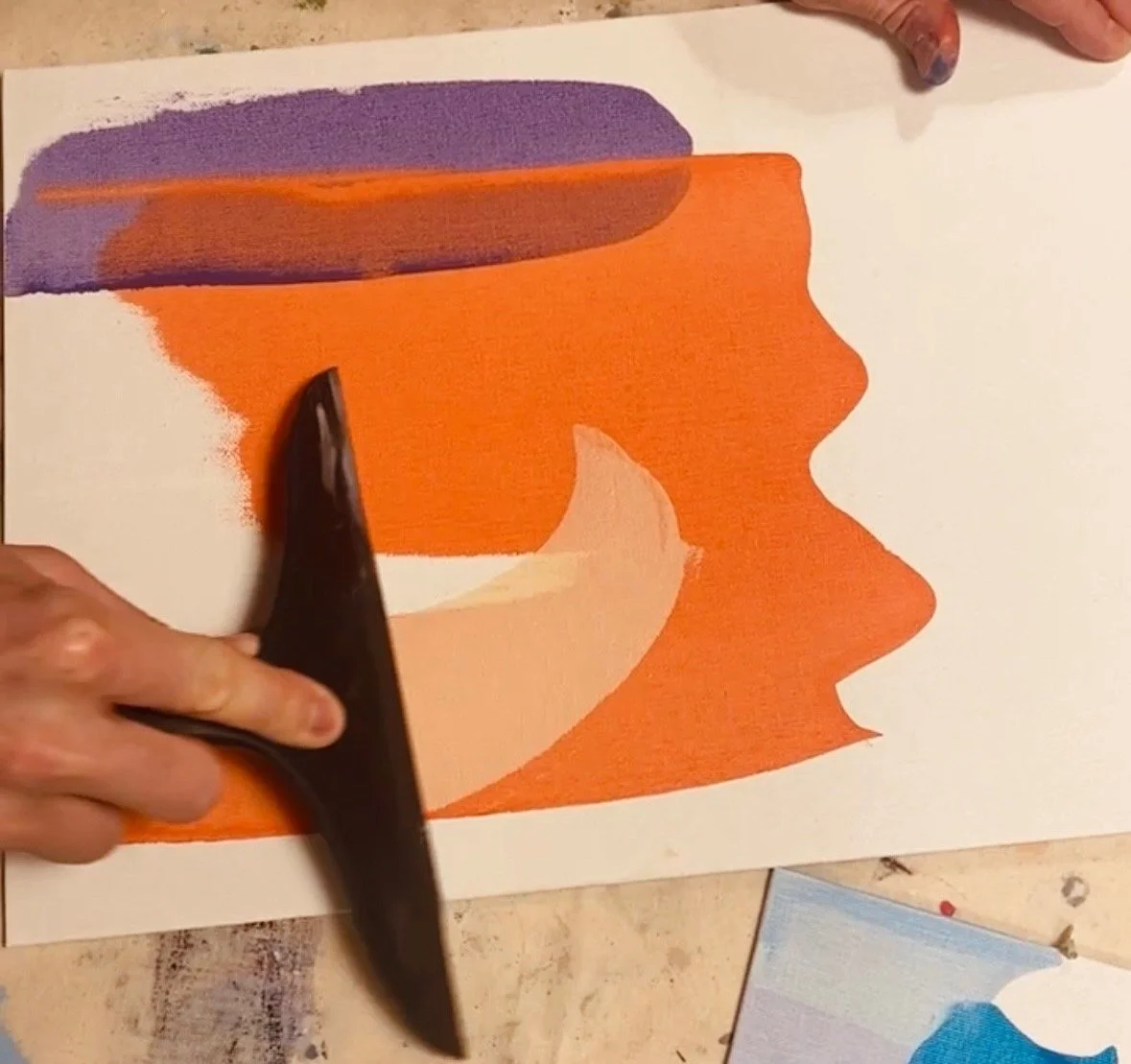 Acrylfarbe auf Leinwand, die mit einem Abzieher aufgetragen wird