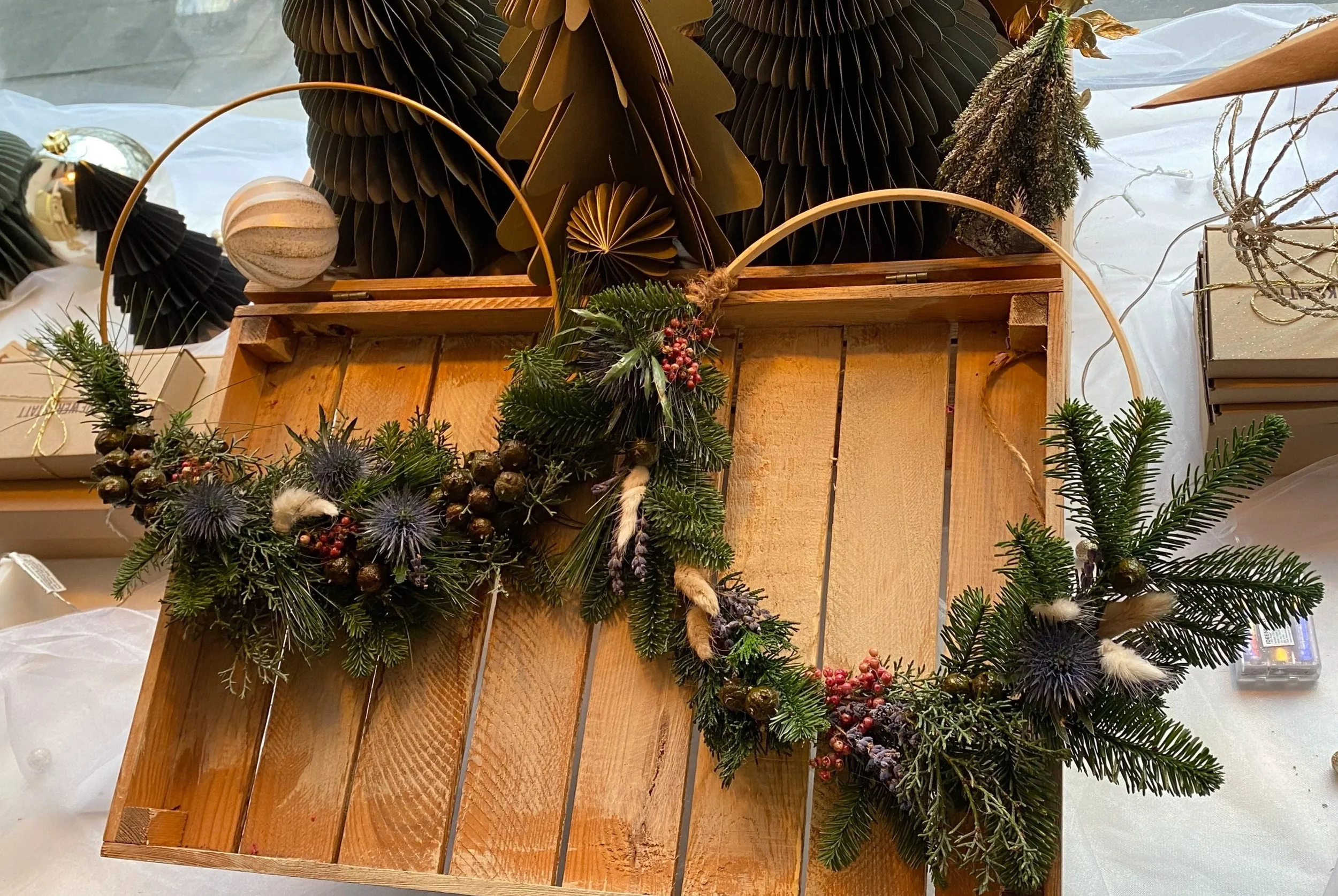 Zwei Weihnachtskränze aus Tannenzweigen mit Beeren und Zapfen, Trockenblumen