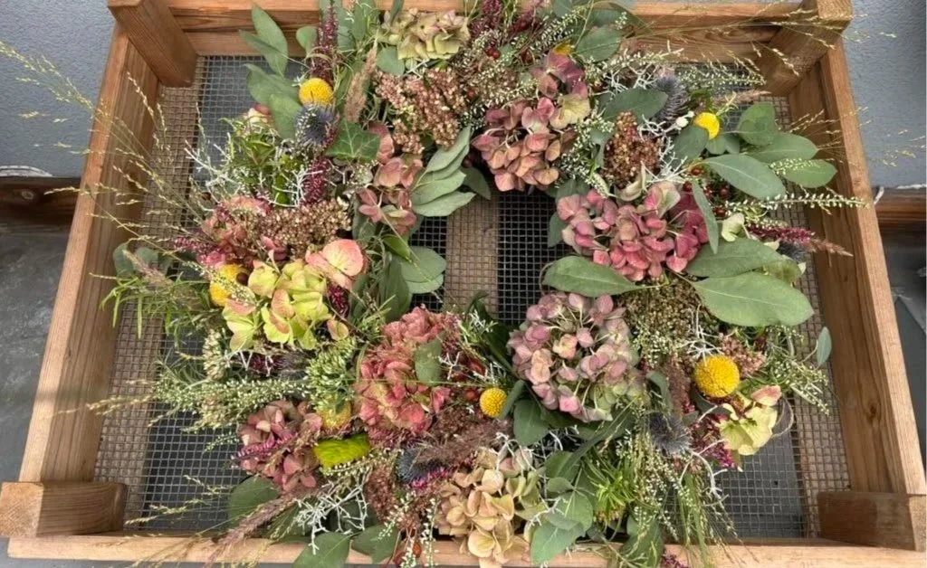 Blumenkranz aus getrockneten Hortensien, Eukalyptus, gelben und grünen Gräsern