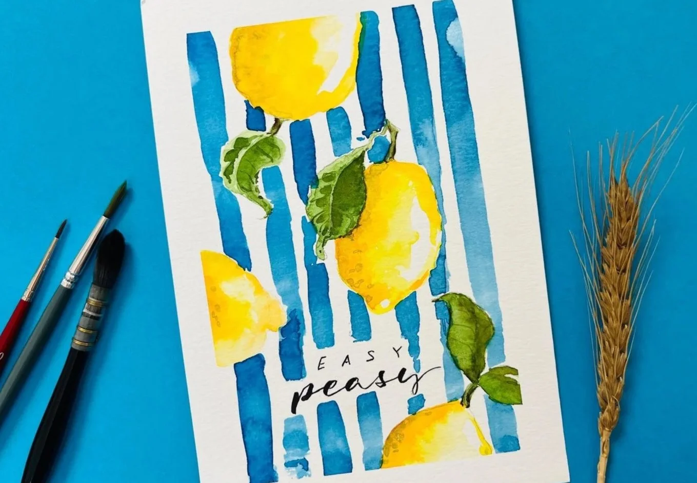 Handgemaltes Poster mit dem Zitat 'easy peasy' umgeben von bunten Wasserfarben Zitronen in gelb und Streifen in blau und Pinsel